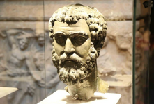 Septimius Severus'un heykel başı.png