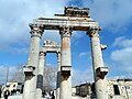 Ceremonial̙_gate_in_Uzuncaburç,_Turkey.jpg
