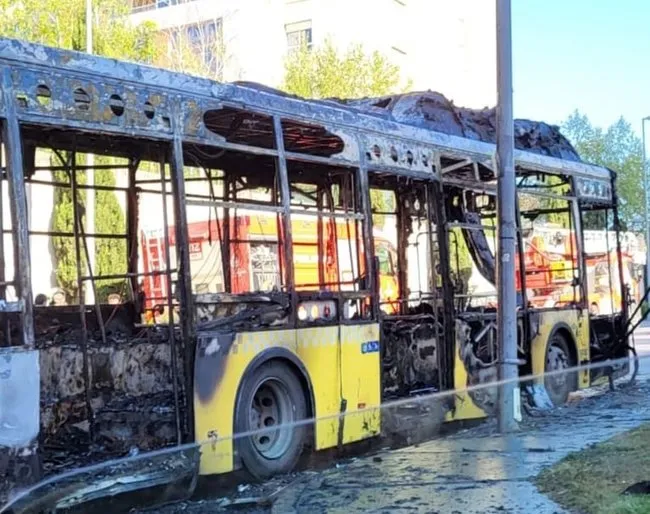 0x0-son-dakika-bahcesehirde-seyir-halindeki-iett-otobusu-cayir-cayir-yandi-1747288808641.png