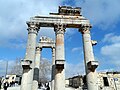 Ceremonial̙_gate_in_Uzuncaburç,_Turkey.jpg