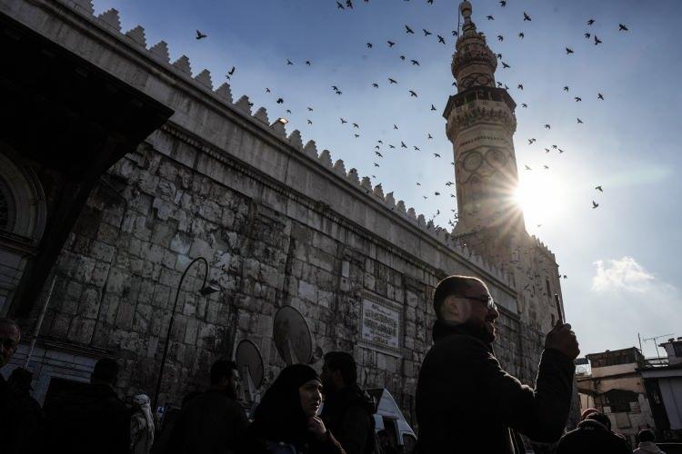 esed_sonrasinda_bir_ilk_yuzlerce_kisi_cuma_namazi_icin_emevi_camiine_akin_etti_1734080820_158_...jpg