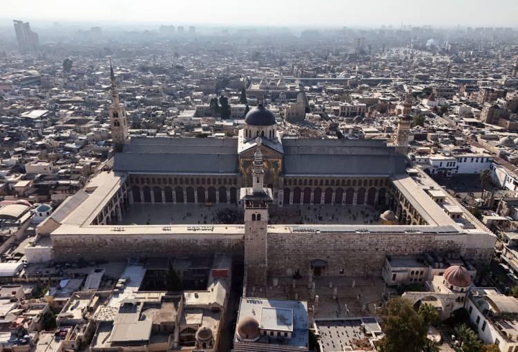 esed_sonrasinda_bir_ilk_yuzlerce_kisi_cuma_namazi_icin_emevi_camiine_akin_etti_1734080903_141...jpeg