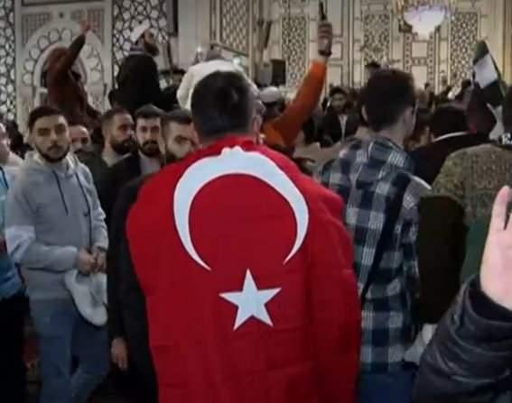 esed_sonrasinda_tarihi_anlar_yuzlerce_kisi_cuma_namazi_icin_emevi_camiine_akin_etti_1734089827...jpg