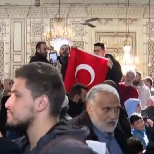 esed_sonrasinda_tarihi_anlar_yuzlerce_kisi_cuma_namazi_icin_emevi_camiine_akin_etti_1734089835...jpg