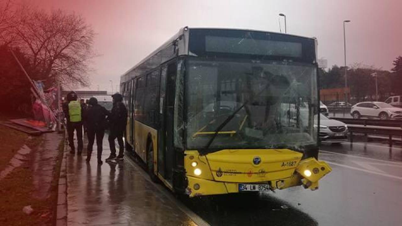 kontrolden_cikan_iett_otobusu_aydinlatma_diregi_ile_reklam_panosuna_carpti_1735981095_9335.jpg