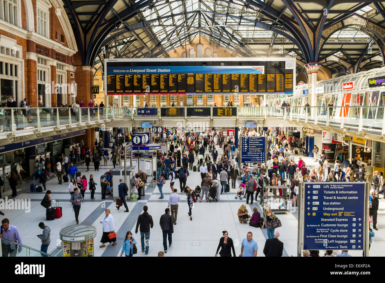 rail-station-concourse-london-uk-E6XP2A.jpg