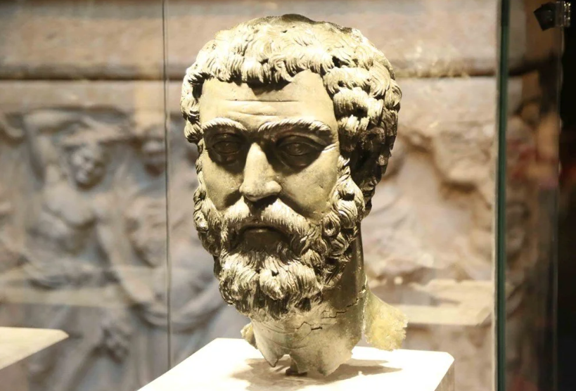 Septimius Severus'un heykel başı.png