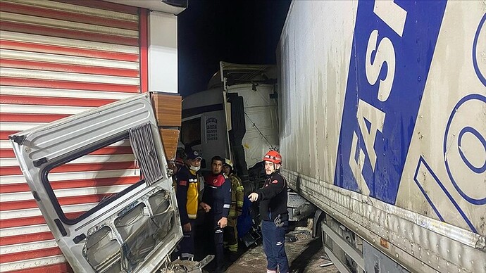 İzmir'de tırın minibüse çarpması sonucu 3 kişi hayatını kaybetti, 11 kişi yaralandı