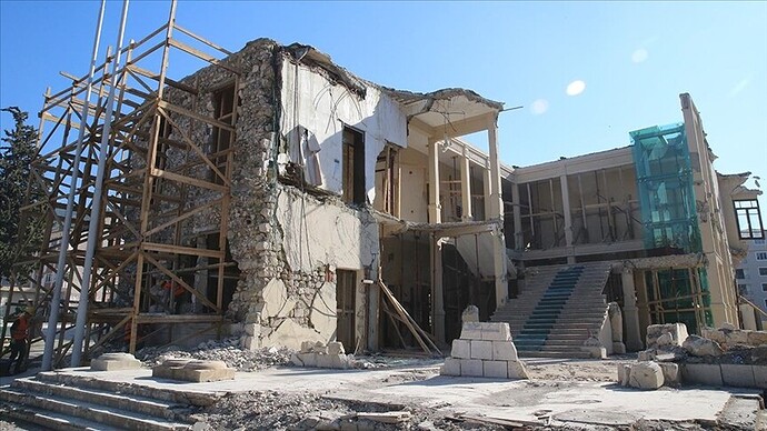 Hatay'da depremlerde hasar gören tarihi valilik binasında çalışmalar sürüyor
