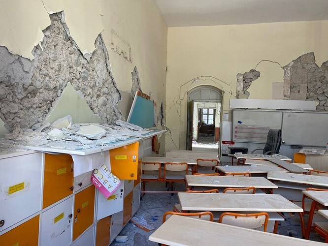 bahcelinin-mezun-oldugu-tarihi-okul-da-depremde-hasar-gordu-2_9c803