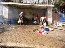 çakmakköyü çeşmede çamaşır yıkayan kadınlar